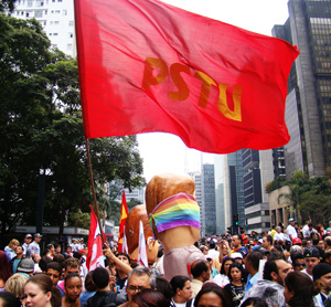 {4FD07A22-818E-4E1A-AD2D-4C13008C555A}_2011_jun26_parada_bandeira